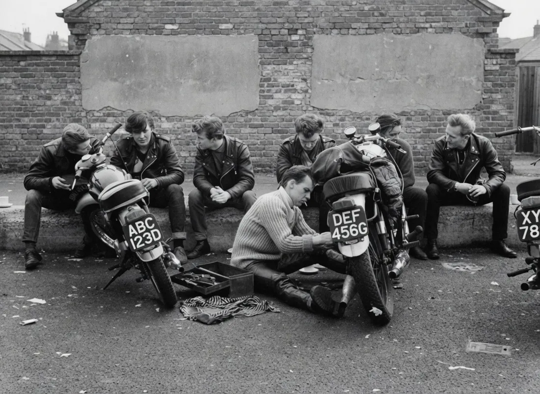 Rocker che lavorano su una moto in strada