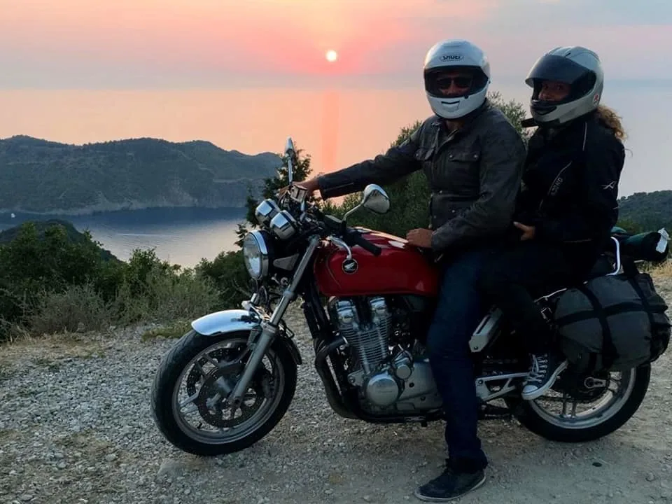 In coppia, in Grecia.