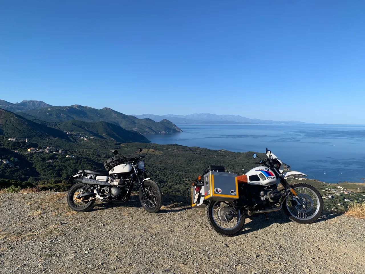 Grace e la R80 GS dell'amico Federico — che la coccola da venticinque anni — in Corsica.