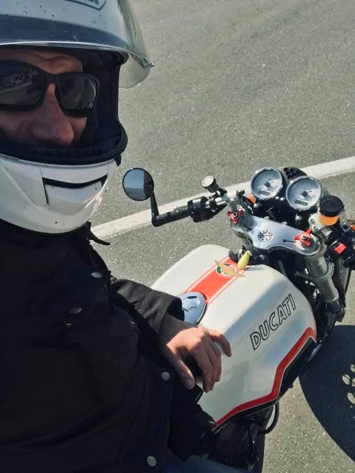 La mia "ex" Sport 1000 biposto con i semimanubri: bella, impegnativa, faticosa, appagante.