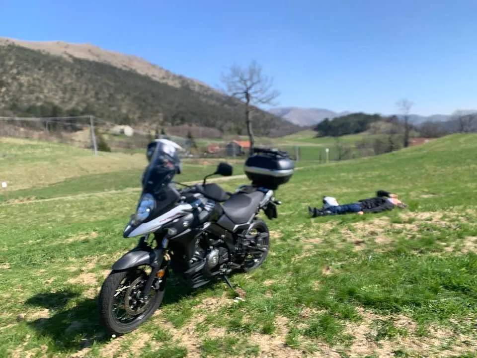 La concretezza Suzuki: una V-Strom tra i prati del basso Piemonte.