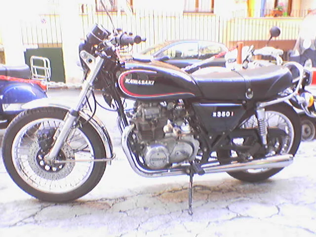 La mia Kawasaki Z350: poca potenza, tanto da guidare.